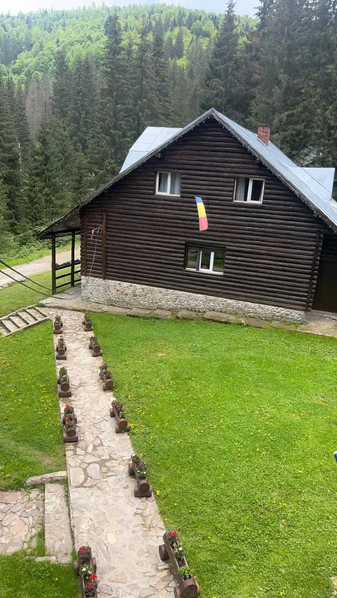 Cabana de Inchiriat Stana de Vale la munte jacuzi sauna ciubar semineu
