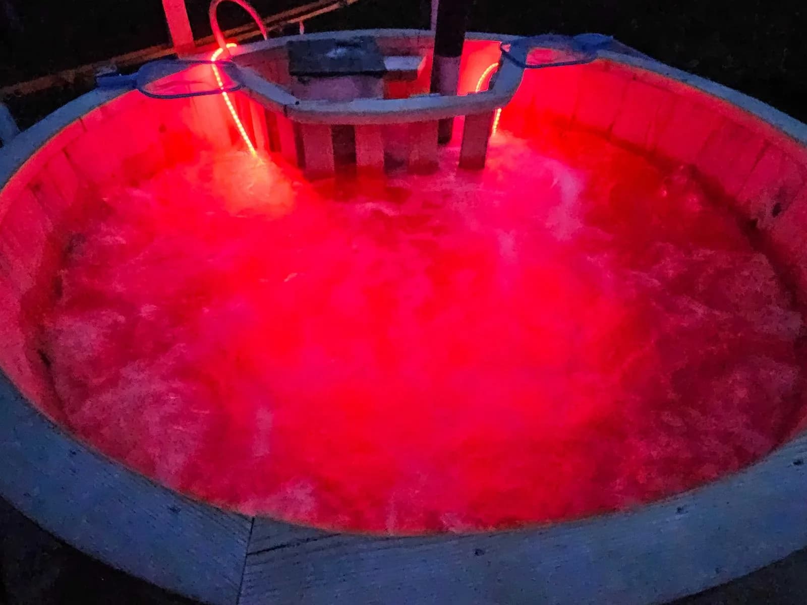 Cazare cabana cu ciubãr si sauna!Pt revelion este rezervata!Drum pietruit!