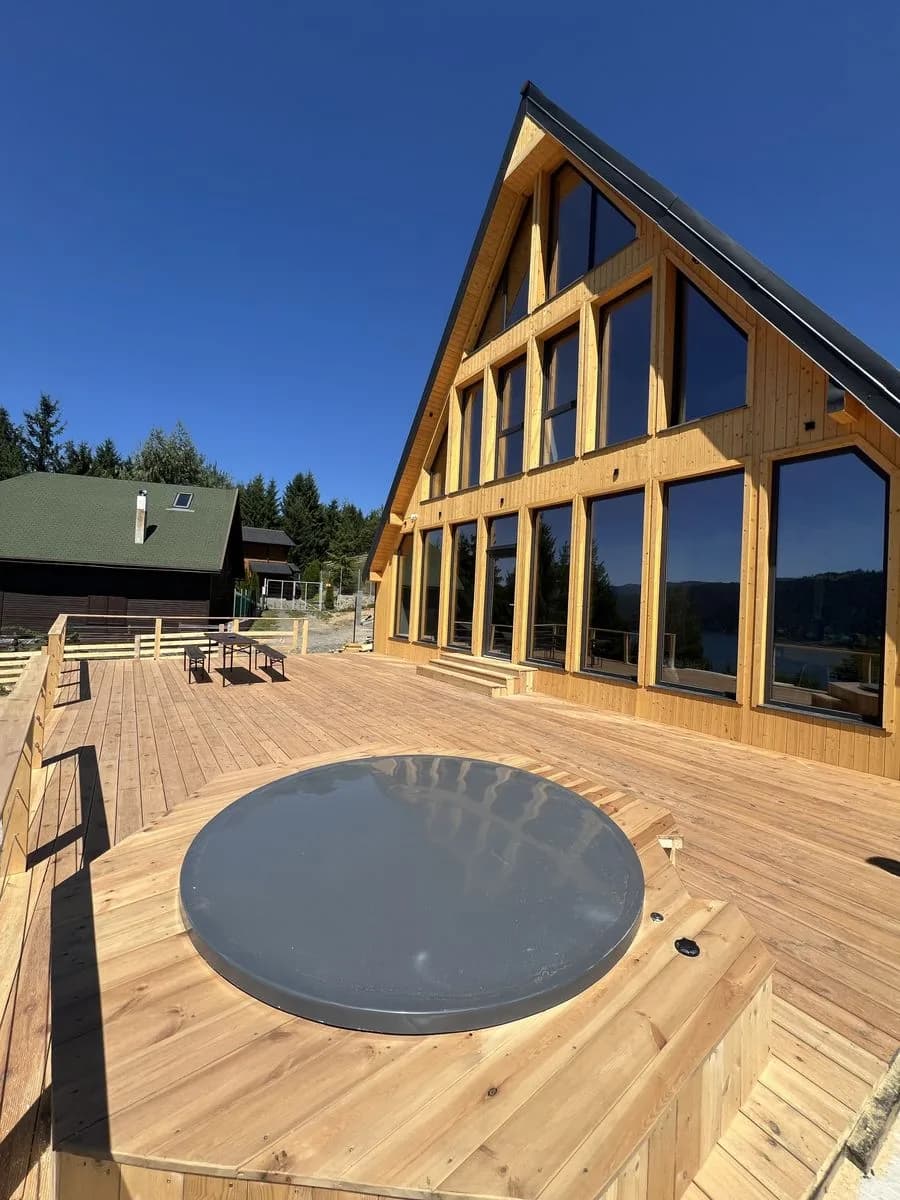 Inchiriez Cabana Vila Colibita A-frame Jacuzzi camere