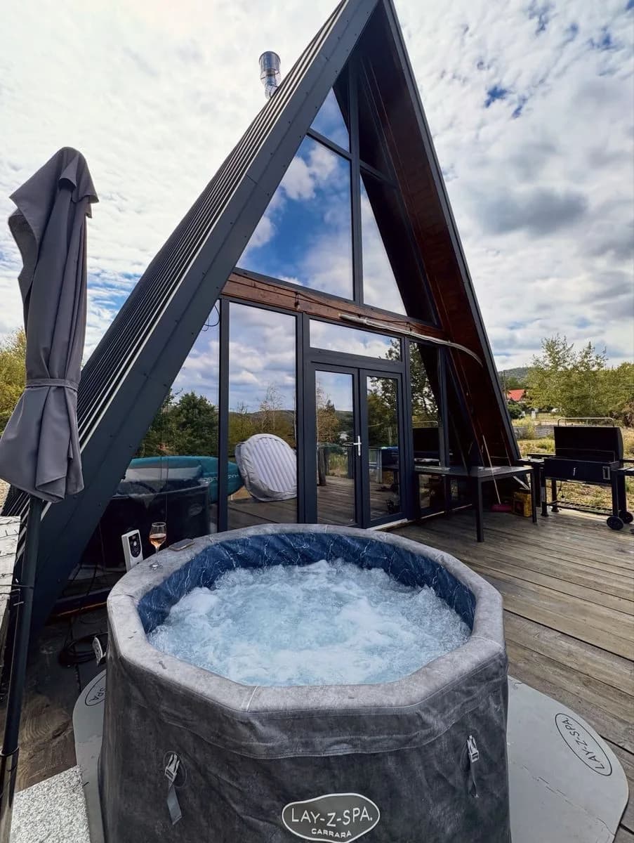Cabană A-Frame cu jacuzzi – Lacul Surduc