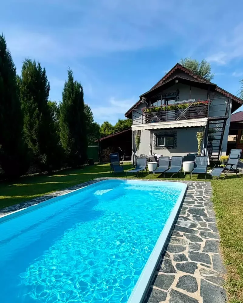 Cazare cu piscină în Sîmbotin