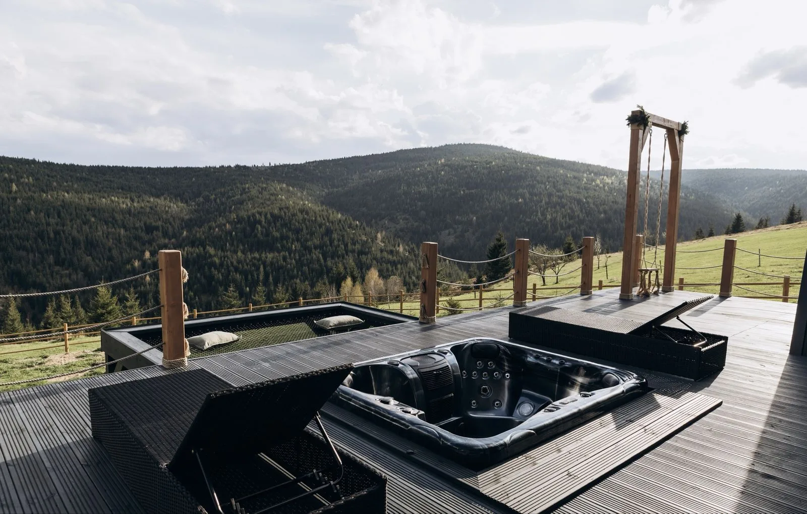 Cabană cu jacuzzi în Floresti