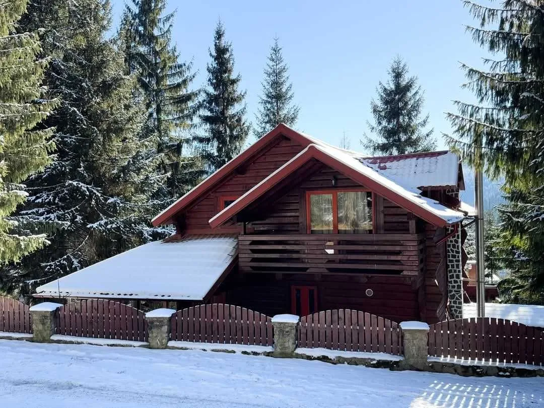 Cabană cu jacuzzi în Belis