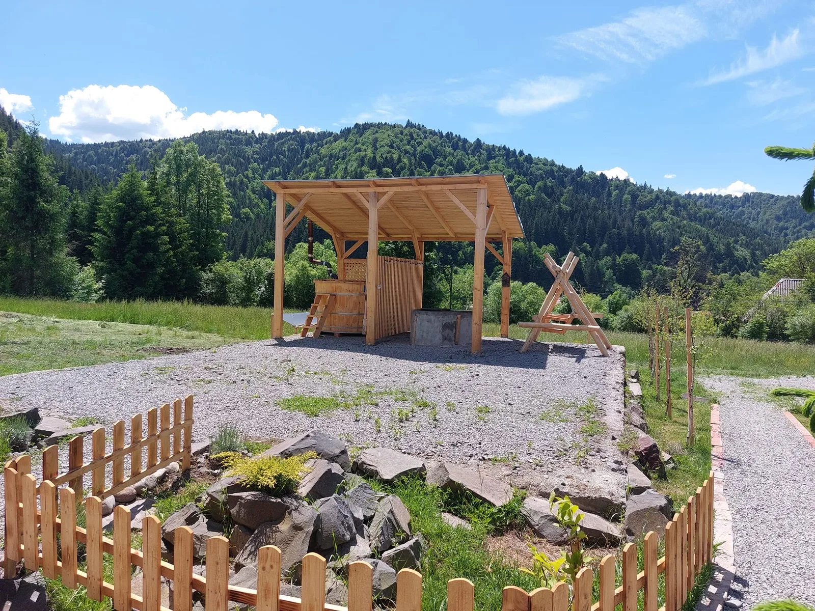 Cabană cu ciubăr în Lunca Bradului