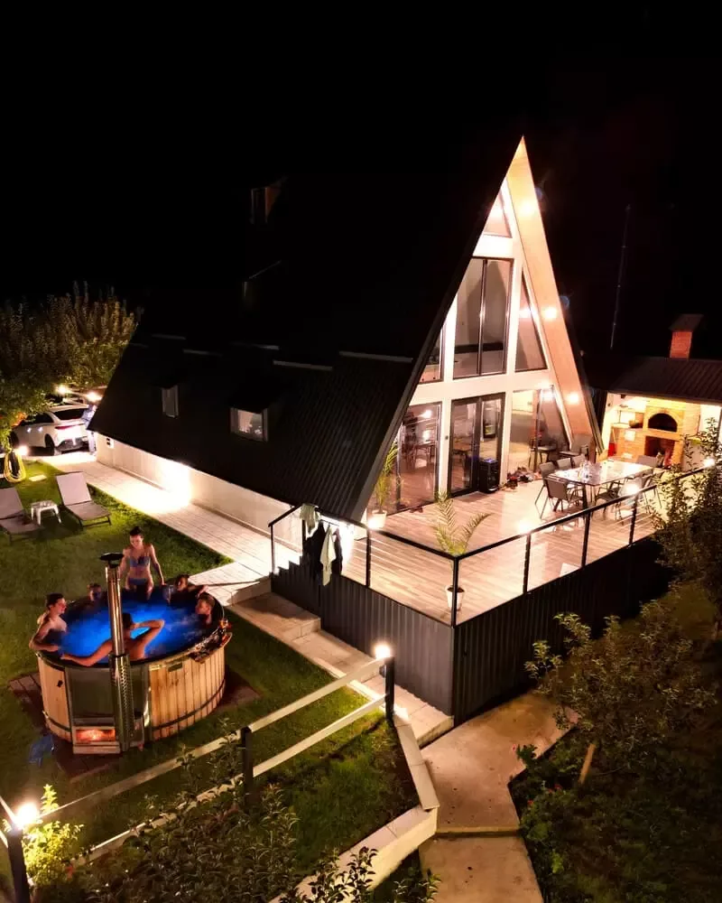 Cabană A-frame cu ciubăr în Pucheni