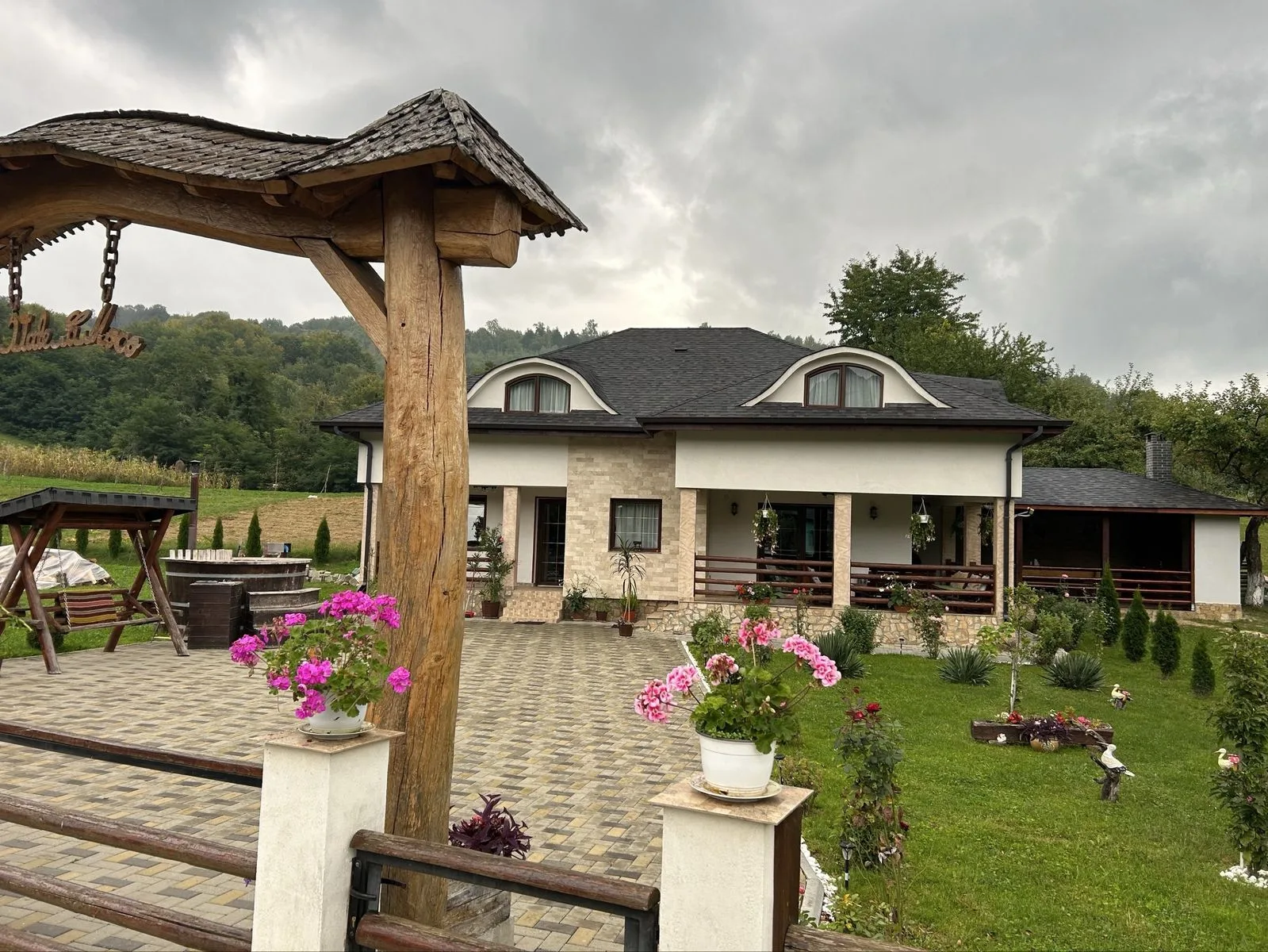 Pensiune cu ciubăr în Runcu Salvei