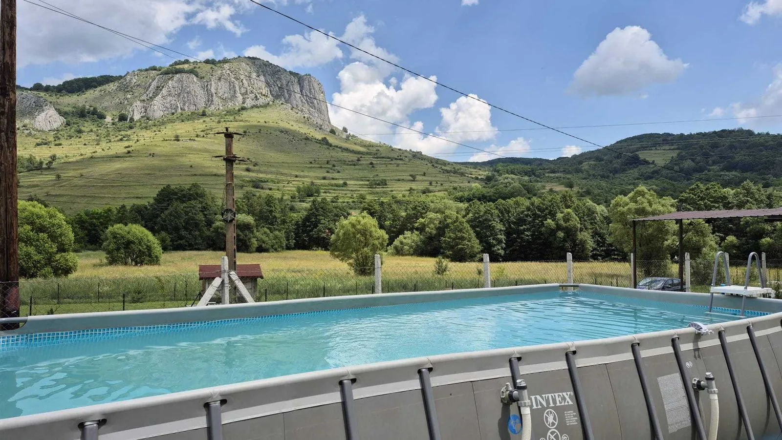Cabană cu piscină în Valisoara