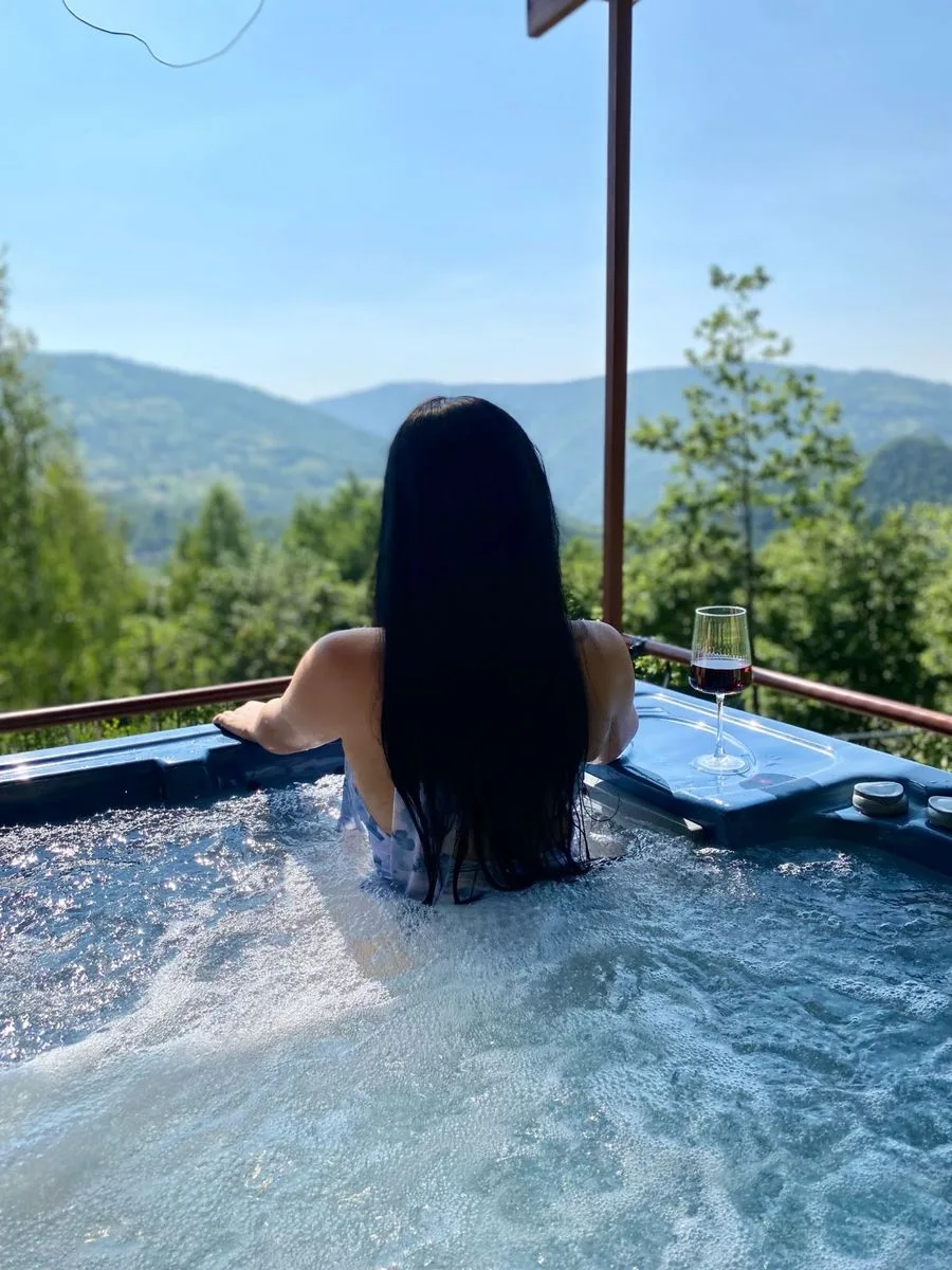 Cabană cu jacuzzi în Plopi