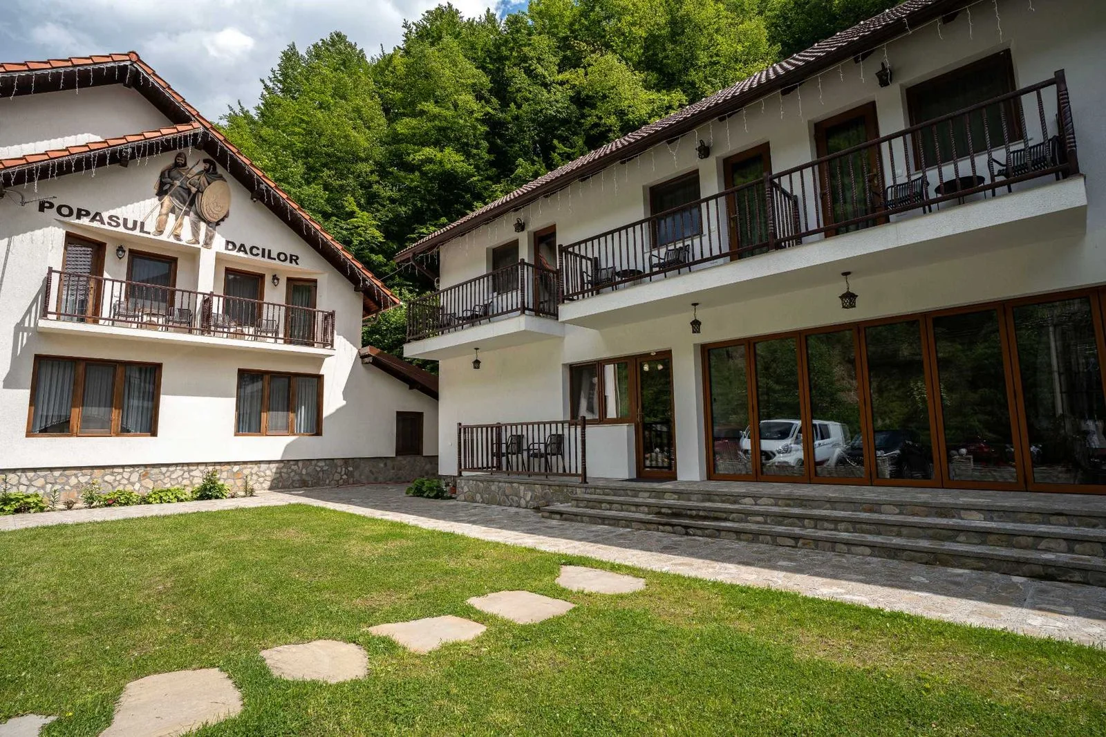 Pensiune cu piscină interioară în Costesti