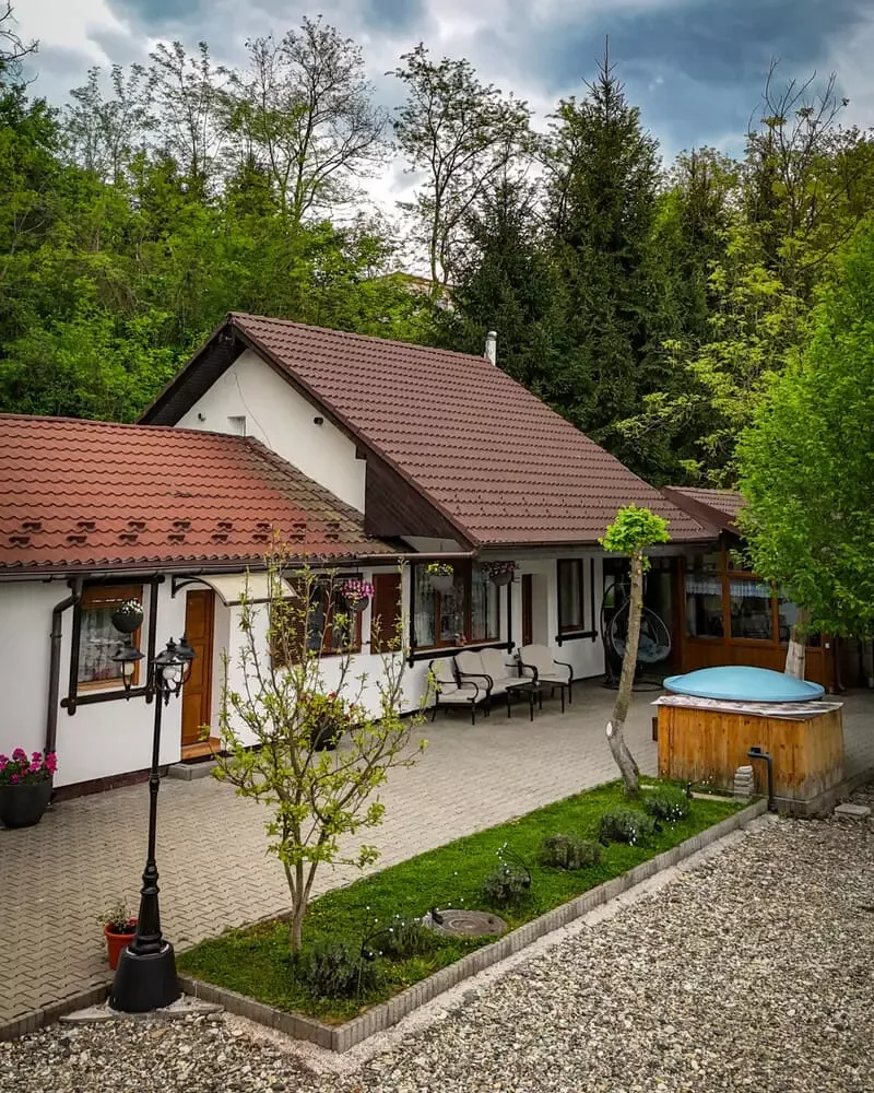 Cabană cu ciubăr în Valea Avrigului